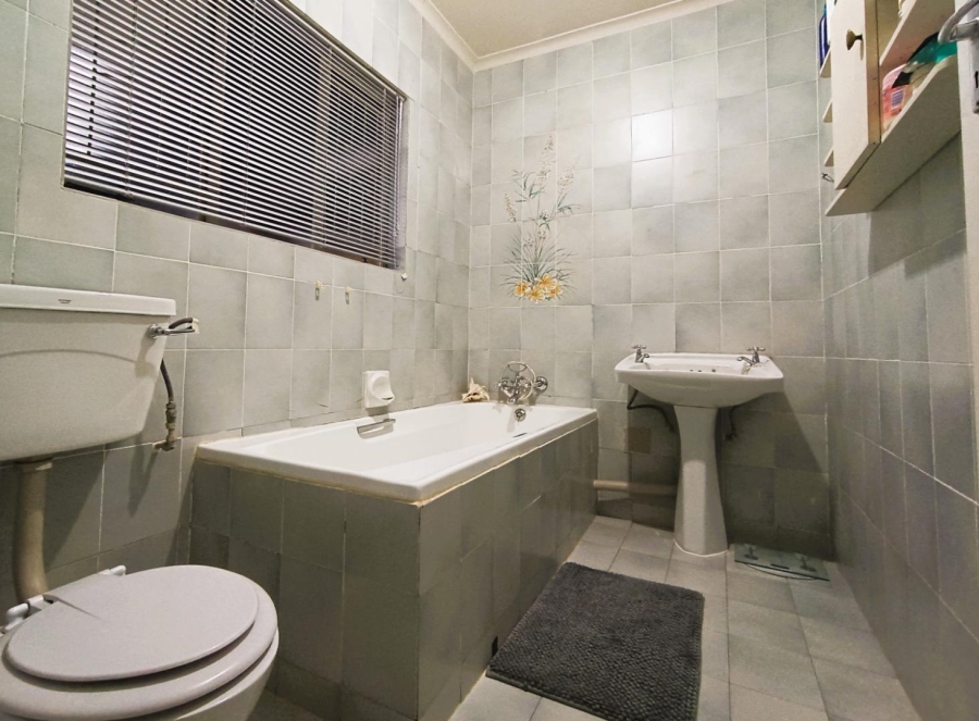4 Bedroom Property for Sale in Langenhovenpark Free State